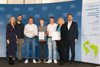 Gruppenfoto mit zwei Schülern und drei Lehrkräften der Franziskusschule Gersthofen mit Frau Staatsministerin Anna Stolz.