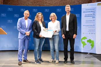 Zwei Lehrerinnen der Mittelschule Dietenhofen posieren mit Herrn Staatsminister Glauber mit ihrer Urkunde.