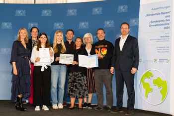 Gruppenfoto mit zwei Schülerinnen und fünf Lehrkräften des Humboldt-Gymnasiums Vaterstetten mit Frau Staatsministerin Anna Stolz.