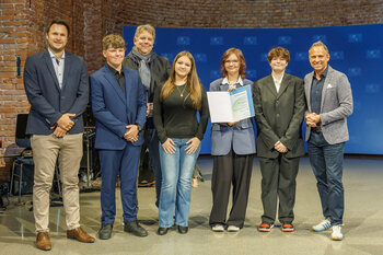 Vier Schülerinnen und Schüler und zwei Lehrer der Georg-Hipp-Realschule Pfaffenhofen posieren mit Herrn Staatsminister Glauber und ihrer Urkunde. 
