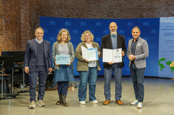 Drei Lehrkräfte der Mittelschule Viechtach posieren mit Herrn Staatsminister Glauber und ihren Urkunden.